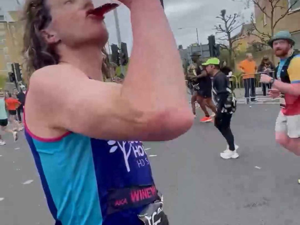 Il court le marathon, boit 25 verres de vin et arrive sobre : c'est pour ça qu'il l'a fait