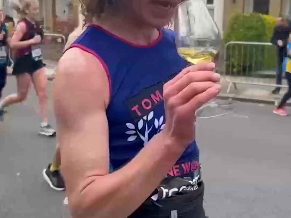 Corre la maratona, beve 25 bicchieri di vino e arriva sobrio: ecco perché lo ha fatto