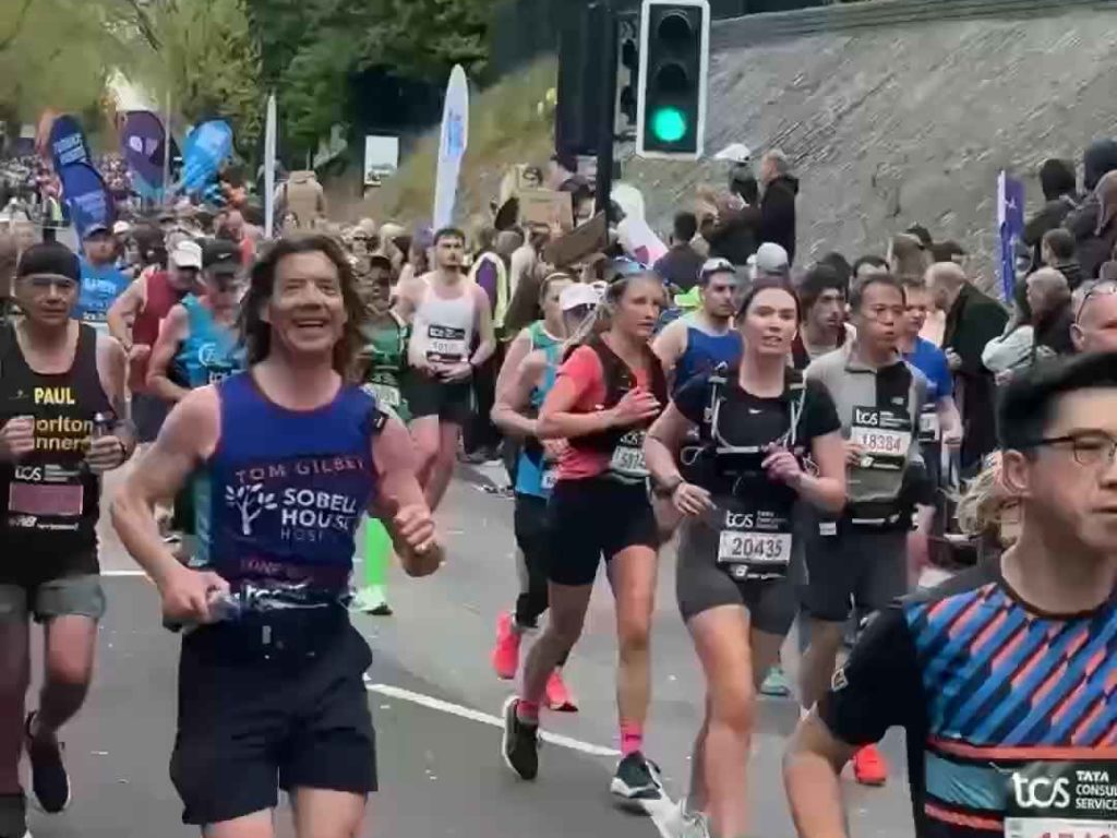 Il court le marathon, boit 25 verres de vin et arrive sobre : c'est pour ça qu'il l'a fait