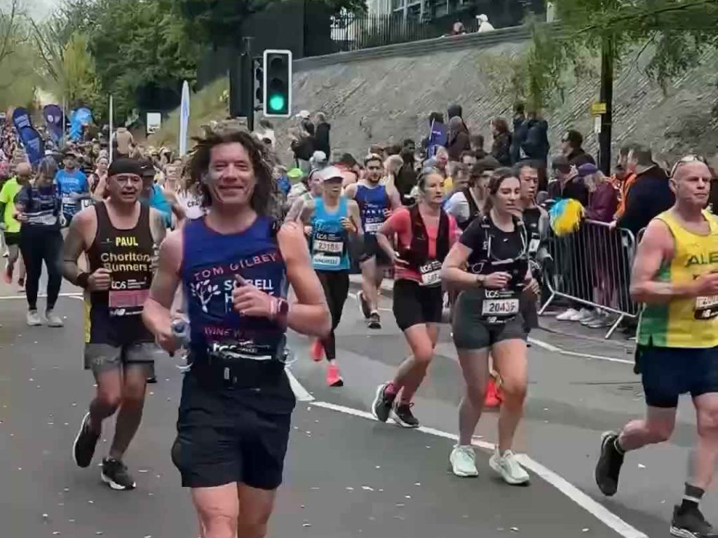 Il court le marathon, boit 25 verres de vin et arrive sobre : c'est pour ça qu'il l'a fait