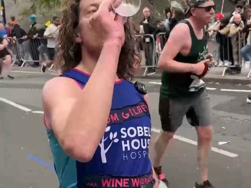 Corre la maratona, beve 25 bicchieri di vino e arriva sobrio: ecco perché lo ha fatto