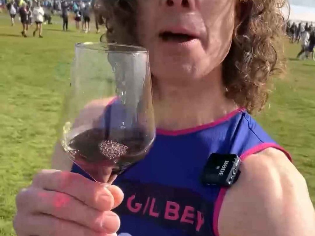 Corre la maratona, beve 25 bicchieri di vino e arriva sobrio: ecco perché lo ha fatto