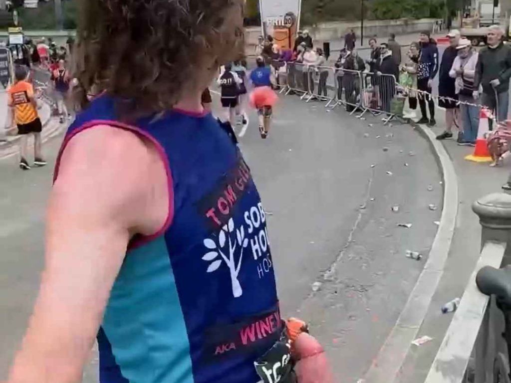 Il court le marathon, boit 25 verres de vin et arrive sobre : c'est pour ça qu'il l'a fait