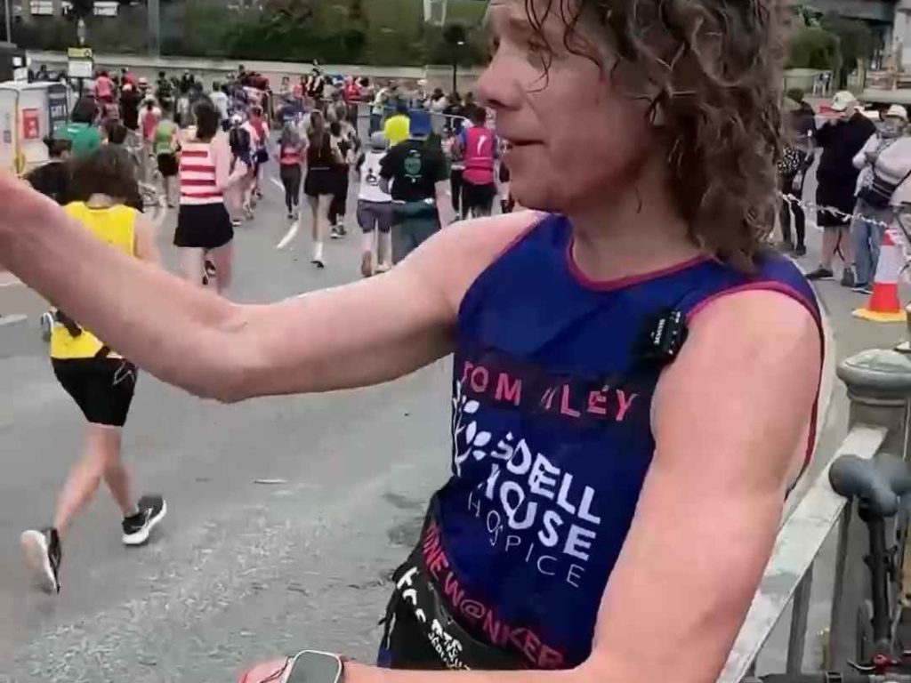 Corre la maratona, beve 25 bicchieri di vino e arriva sobrio: ecco perché lo ha fatto