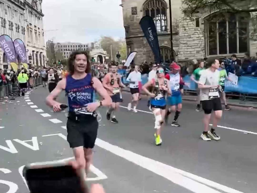 Corre la maratona, beve 25 bicchieri di vino e arriva sobrio: ecco perché lo ha fatto