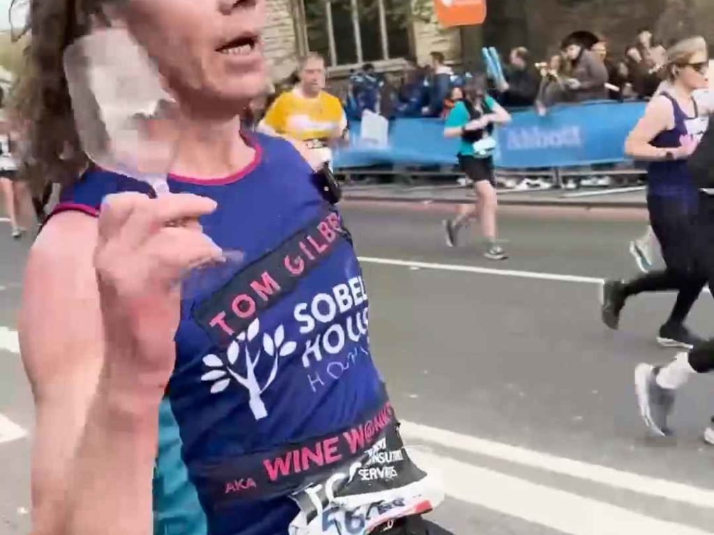 Il court le marathon, boit 25 verres de vin et arrive sobre : c'est pour ça qu'il l'a fait