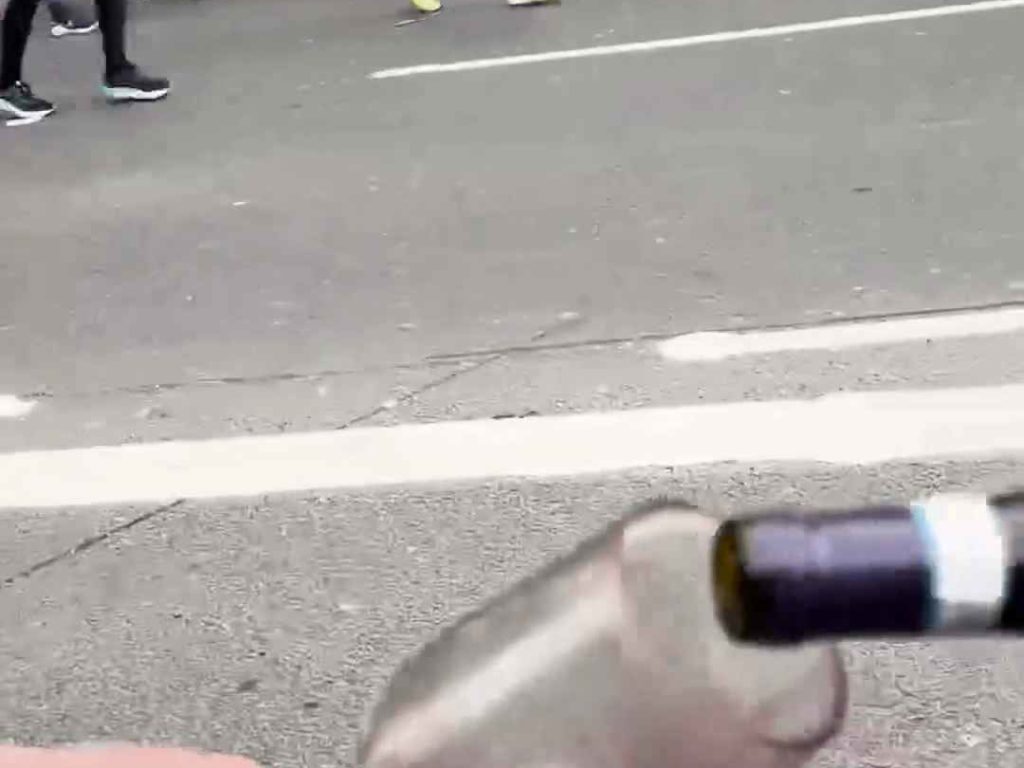 Corre la maratona, beve 25 bicchieri di vino e arriva sobrio: ecco perché lo ha fatto