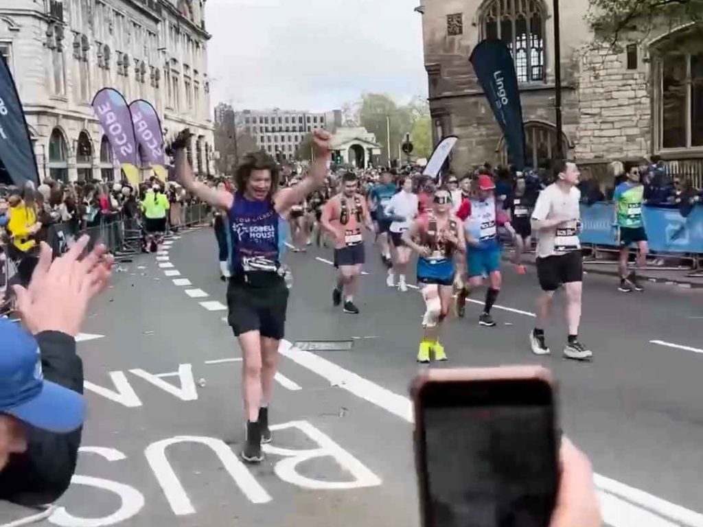 Il court le marathon, boit 25 verres de vin et arrive sobre : c'est pour ça qu'il l'a fait