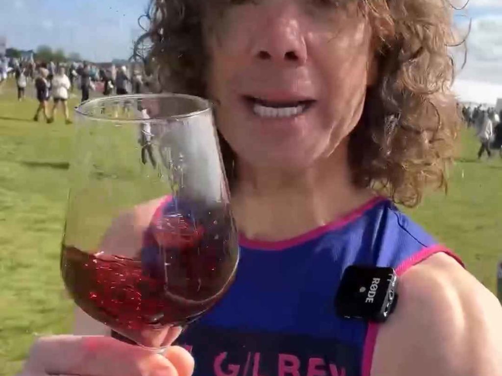 Il court le marathon, boit 25 verres de vin et arrive sobre : c'est pour ça qu'il l'a fait