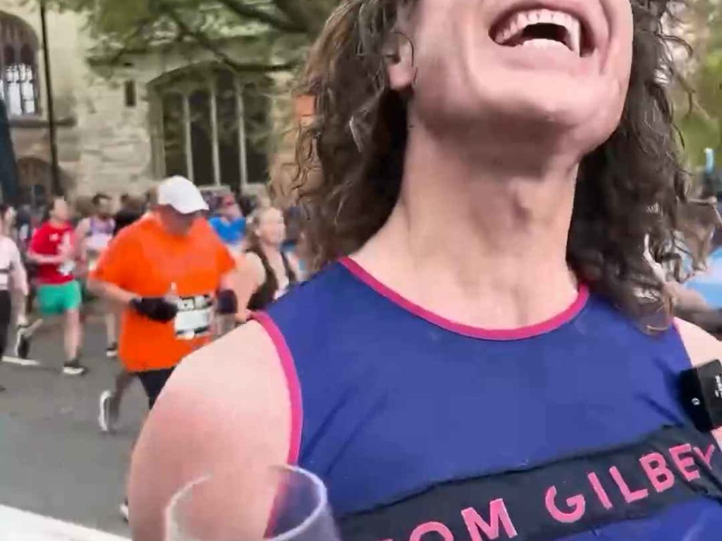 Il court le marathon, boit 25 verres de vin et arrive sobre : c'est pour ça qu'il l'a fait