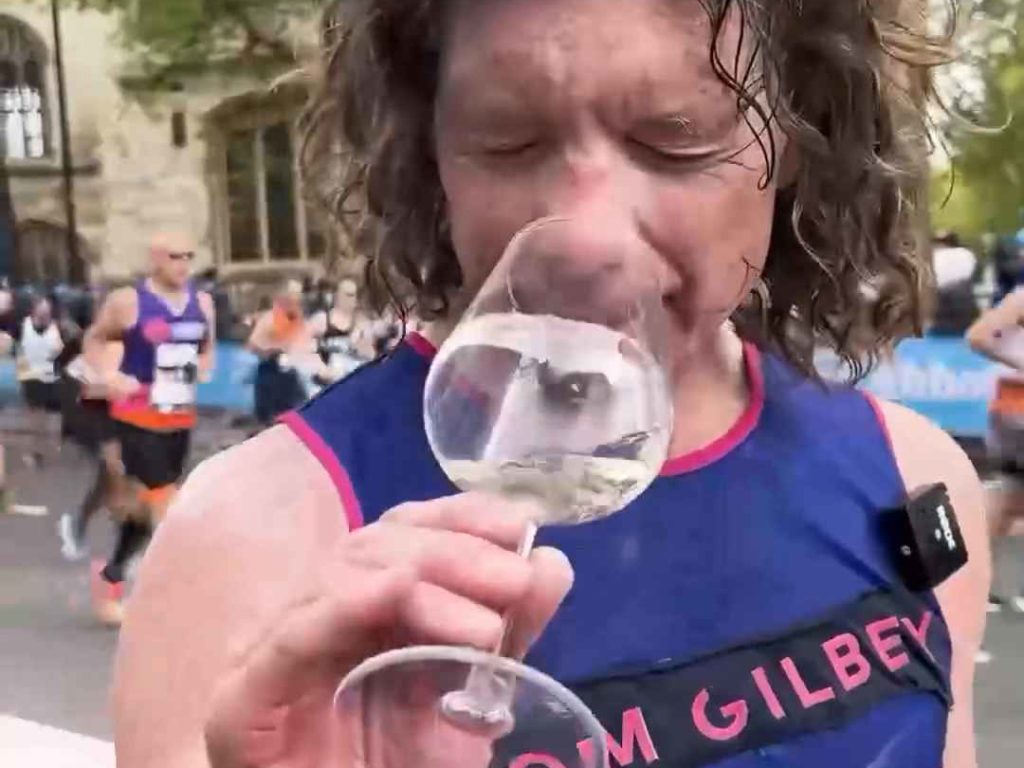 Il court le marathon, boit 25 verres de vin et arrive sobre : c'est pour ça qu'il l'a fait