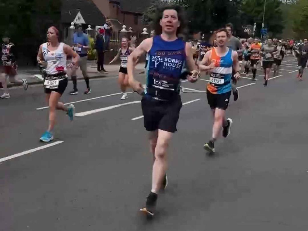 Il court le marathon, boit 25 verres de vin et arrive sobre : c'est pour ça qu'il l'a fait