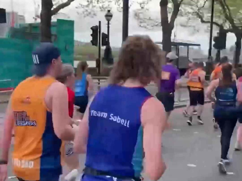 Corre la maratona, beve 25 bicchieri di vino e arriva sobrio: ecco perché lo ha fatto