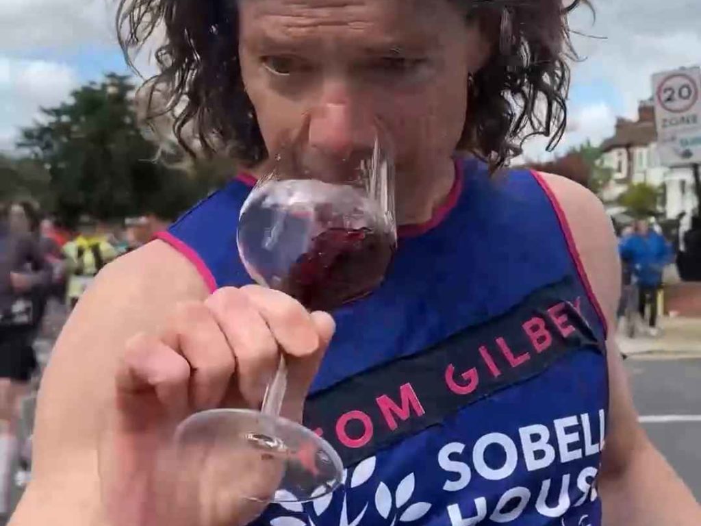 Il court le marathon, boit 25 verres de vin et arrive sobre : c'est pour ça qu'il l'a fait