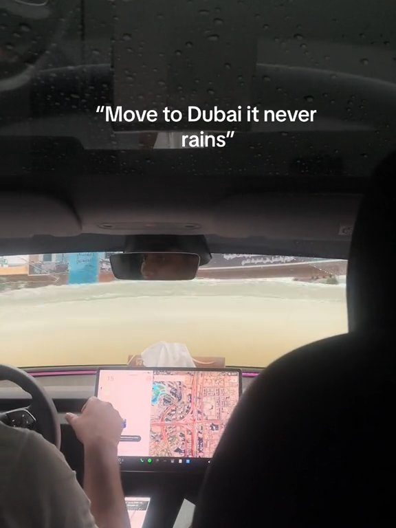 Dubaï inondée, la Tesla réussit le test sous-marin : la folle vidéo