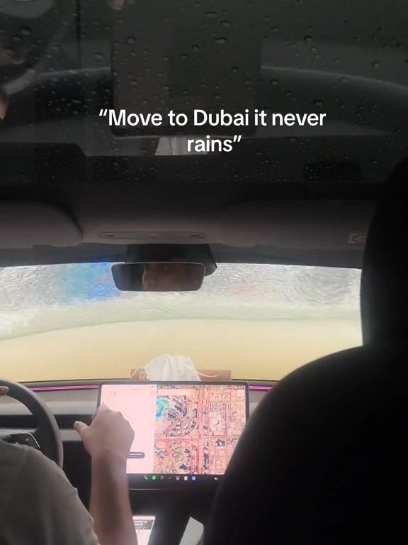 Dubaï inondée, la Tesla réussit le test sous-marin : la folle vidéo