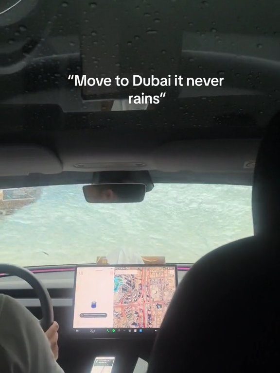 Dubaï inondée, la Tesla réussit le test sous-marin : la folle vidéo