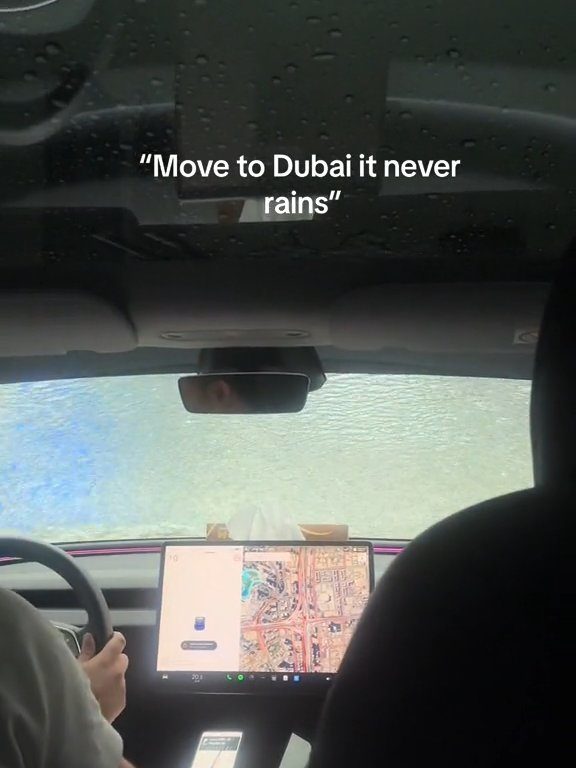 Dubaï inondée, la Tesla réussit le test sous-marin : la folle vidéo