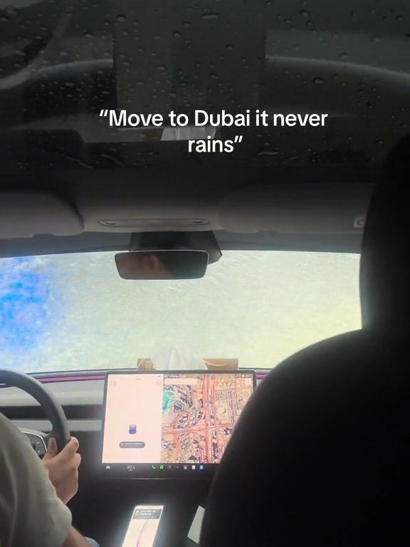 Dubaï inondée, la Tesla réussit le test sous-marin : la folle vidéo