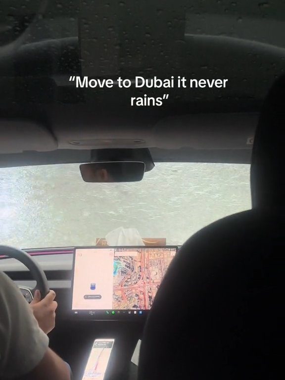 Dubaï inondée, la Tesla réussit le test sous-marin : la folle vidéo