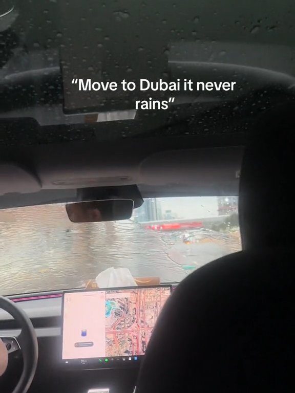 Dubaï inondée, la Tesla réussit le test sous-marin : la folle vidéo