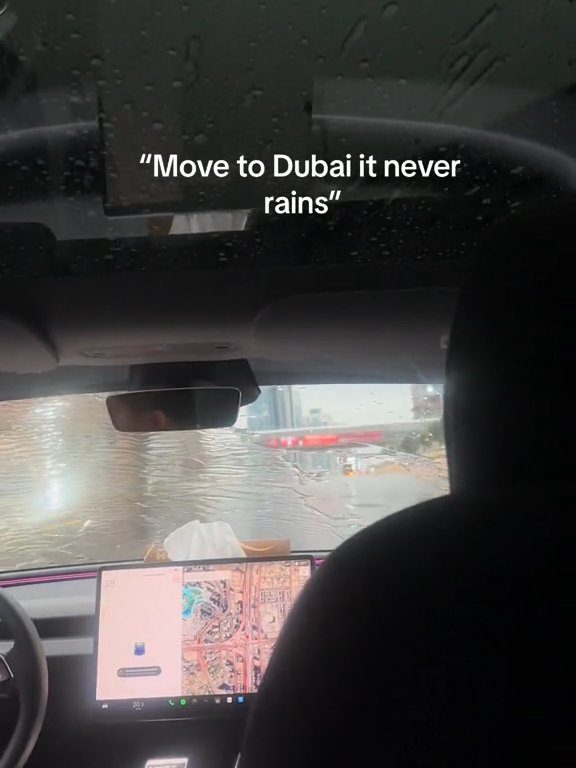 Dubaï inondée, la Tesla réussit le test sous-marin : la folle vidéo