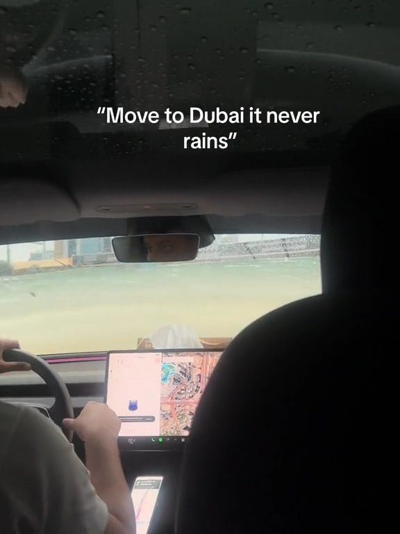 Dubaï inondée, la Tesla réussit le test sous-marin : la folle vidéo