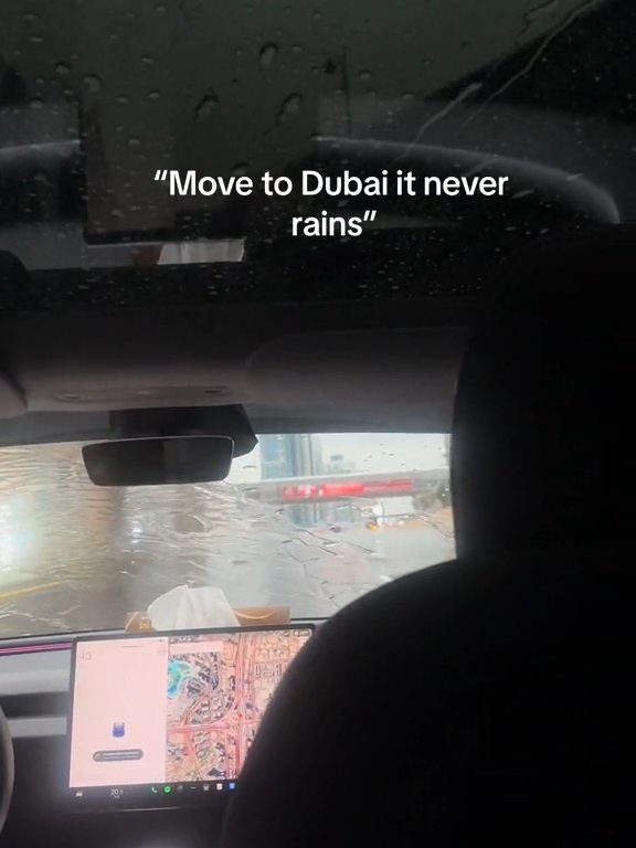 Dubaï inondée, la Tesla réussit le test sous-marin : la folle vidéo