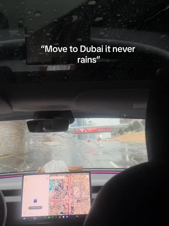 Dubaï inondée, la Tesla réussit le test sous-marin : la folle vidéo