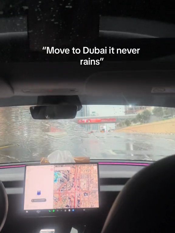 Dubaï inondée, la Tesla réussit le test sous-marin : la folle vidéo