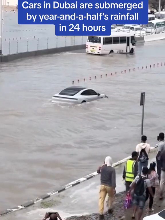 Dubai allagata, la Tesla supera il test subacqueo: il folle video