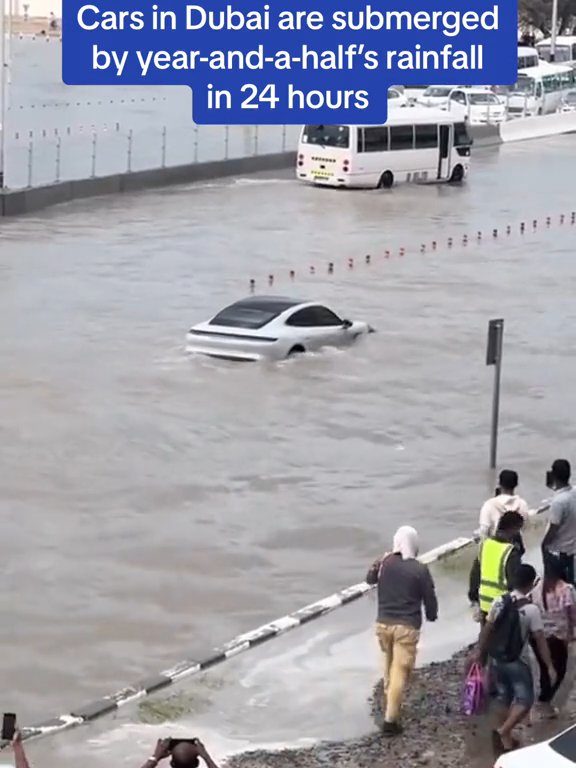 Dubaï inondée, la Tesla réussit le test sous-marin : la folle vidéo