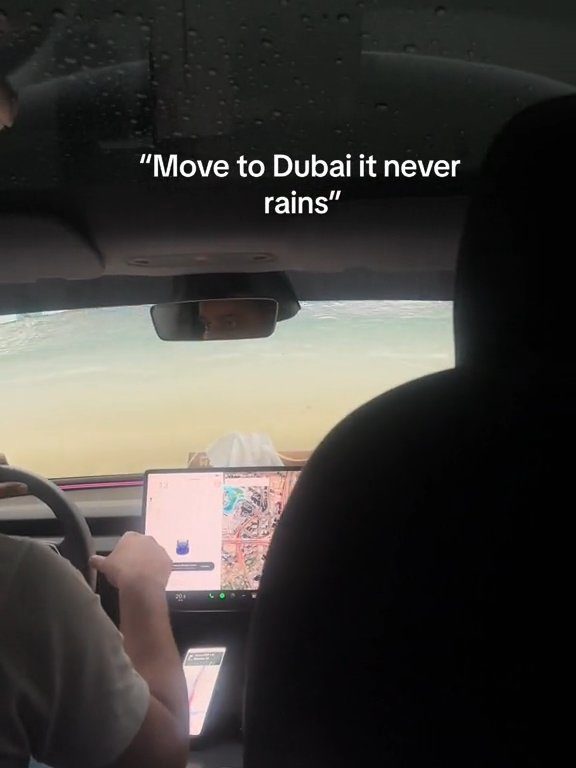 Dubaï inondée, la Tesla réussit le test sous-marin : la folle vidéo