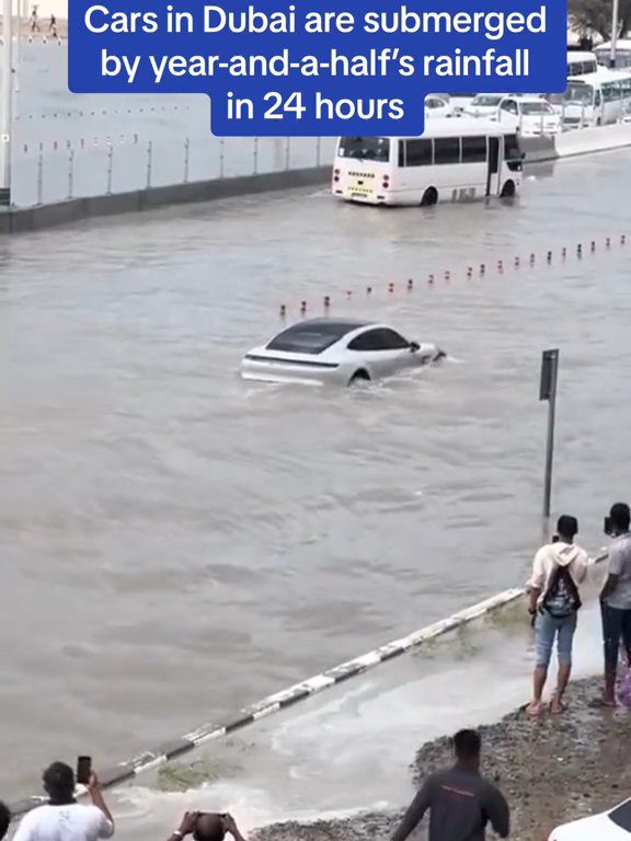 Dubai allagata, la Tesla supera il test subacqueo: il folle video