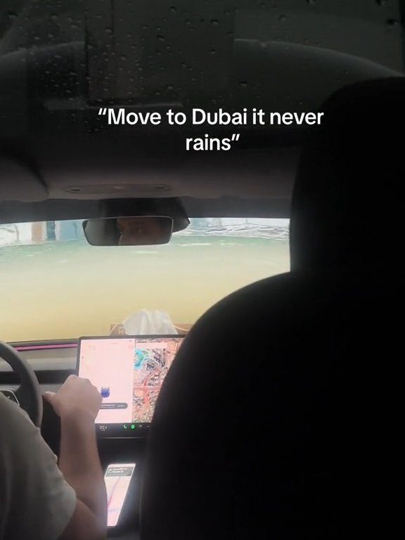 Dubaï inondée, la Tesla réussit le test sous-marin : la folle vidéo