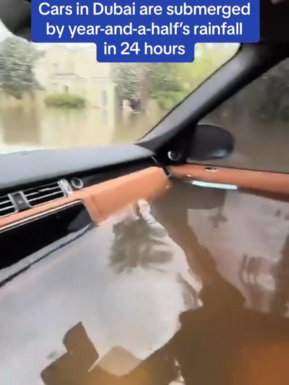 Dubaï inondée, la Tesla réussit le test sous-marin : la folle vidéo