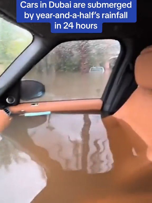 Dubaï inondée, la Tesla réussit le test sous-marin : la folle vidéo