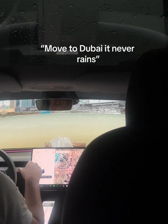 Dubaï inondée, la Tesla réussit le test sous-marin : la folle vidéo