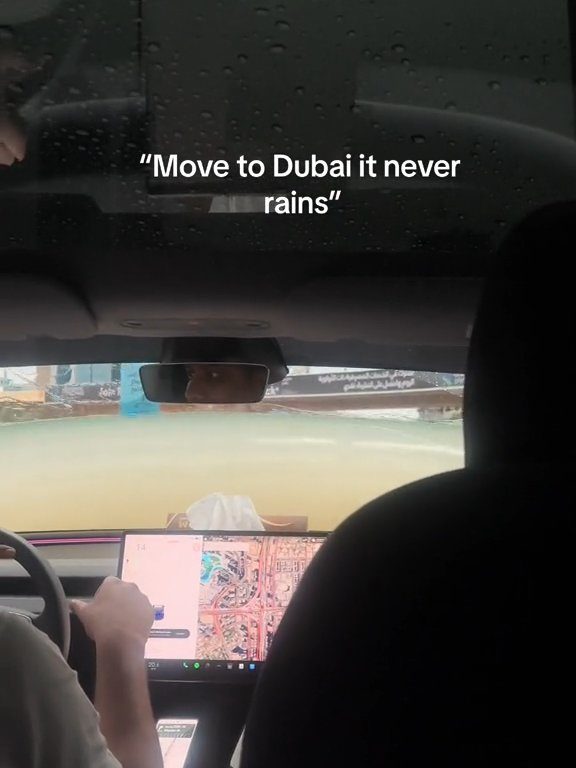 Dubaï inondée, la Tesla réussit le test sous-marin : la folle vidéo