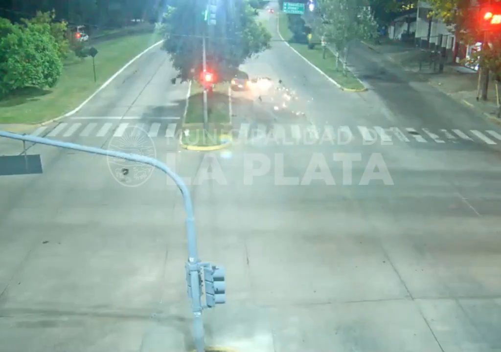 Fanático de "Rápidos y Furiosos" se pasa un semáforo en rojo y mata a un motociclista: impactante video