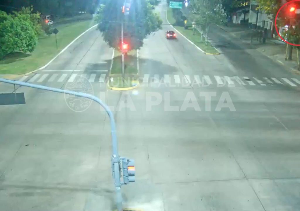 Fanático de "Rápidos y Furiosos" se pasa un semáforo en rojo y mata a un motociclista: impactante video