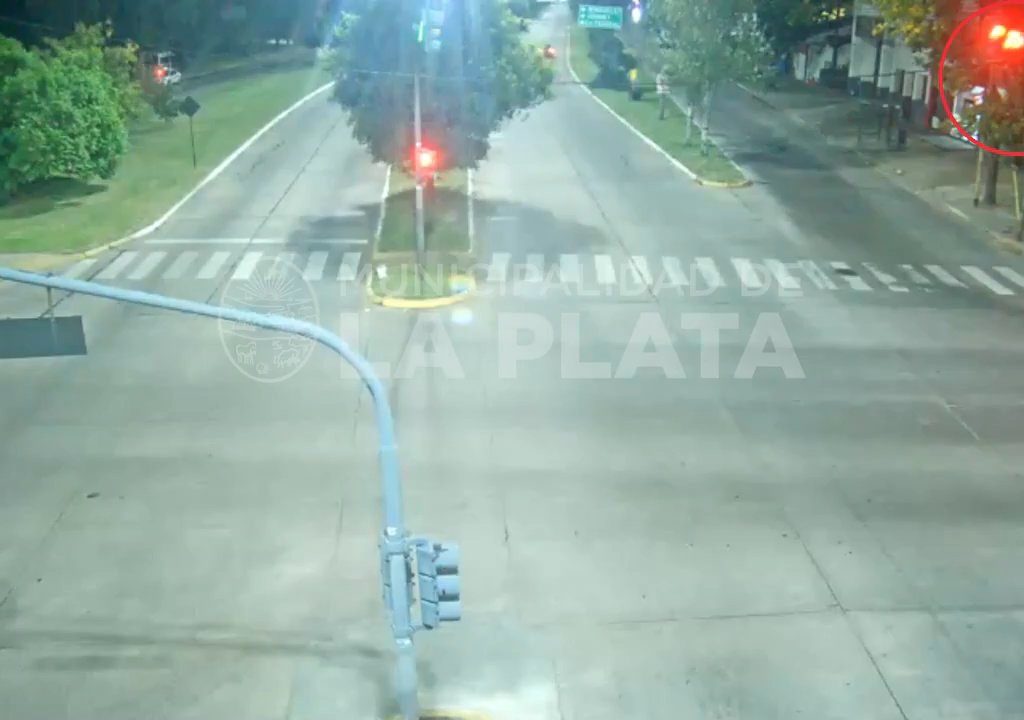 Fanático de "Rápidos y Furiosos" se pasa un semáforo en rojo y mata a un motociclista: impactante video