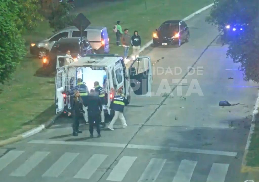 Fanático de "Rápidos y Furiosos" se pasa un semáforo en rojo y mata a un motociclista: impactante video