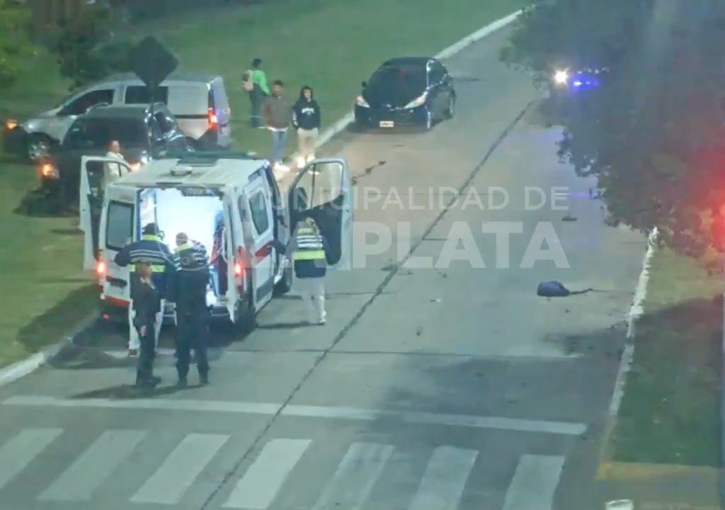 Fanático de "Rápidos y Furiosos" se pasa un semáforo en rojo y mata a un motociclista: impactante video