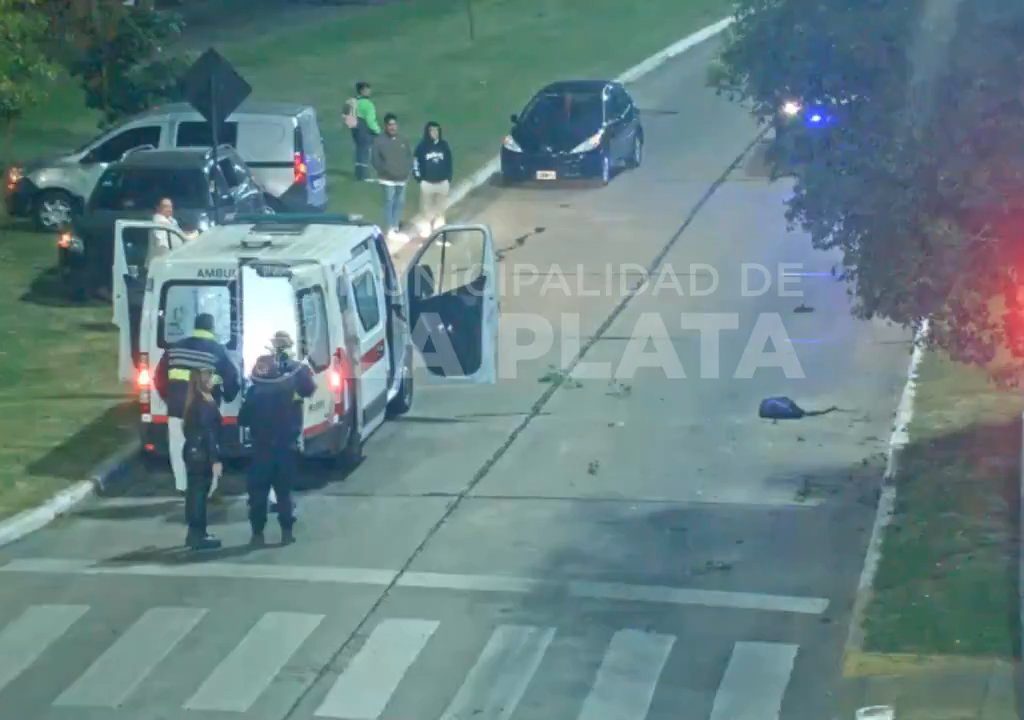 Fanático de "Rápidos y Furiosos" se pasa un semáforo en rojo y mata a un motociclista: impactante video