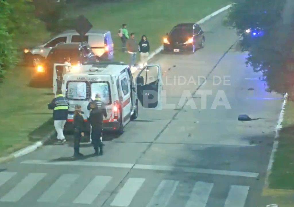 Fanático de "Rápidos y Furiosos" se pasa un semáforo en rojo y mata a un motociclista: impactante video