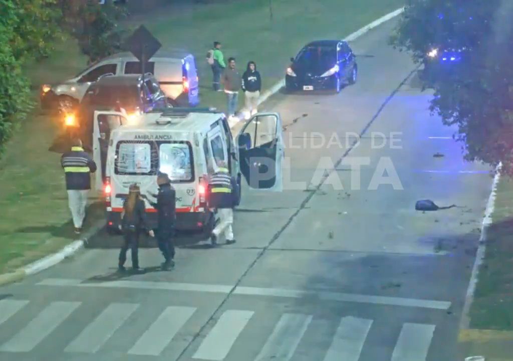 Fanático de "Rápidos y Furiosos" se pasa un semáforo en rojo y mata a un motociclista: impactante video