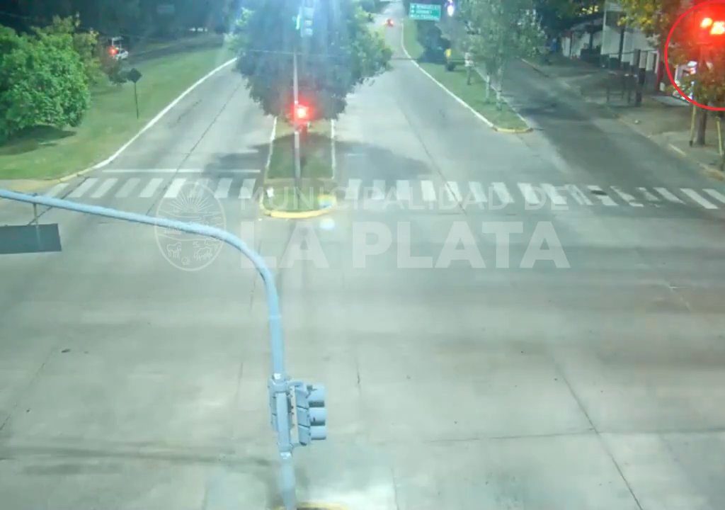 Fanático de "Rápidos y Furiosos" se pasa un semáforo en rojo y mata a un motociclista: impactante video