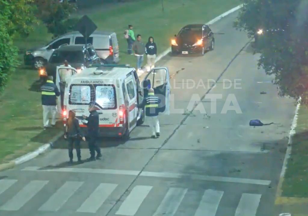 Fanático de "Rápidos y Furiosos" se pasa un semáforo en rojo y mata a un motociclista: impactante video