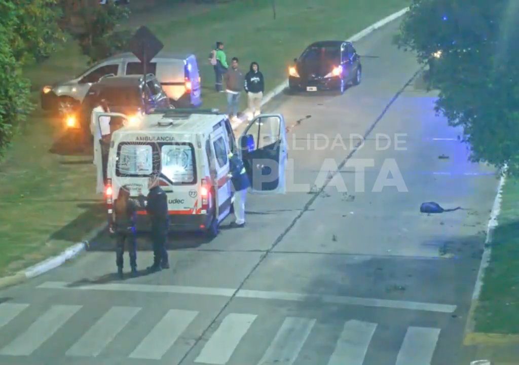 Fanático de "Rápidos y Furiosos" se pasa un semáforo en rojo y mata a un motociclista: impactante video